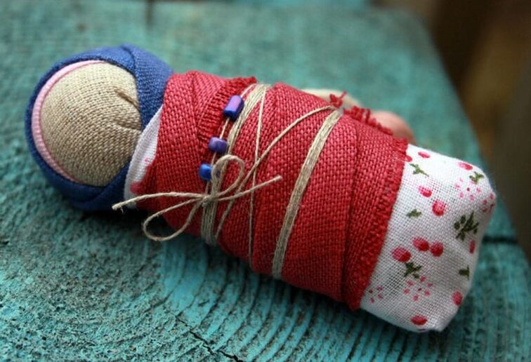 boneka popok sebagai jimat kesehatan