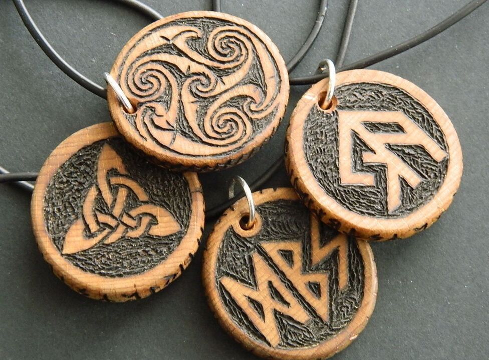 liontin dengan rune untuk keberuntungan
